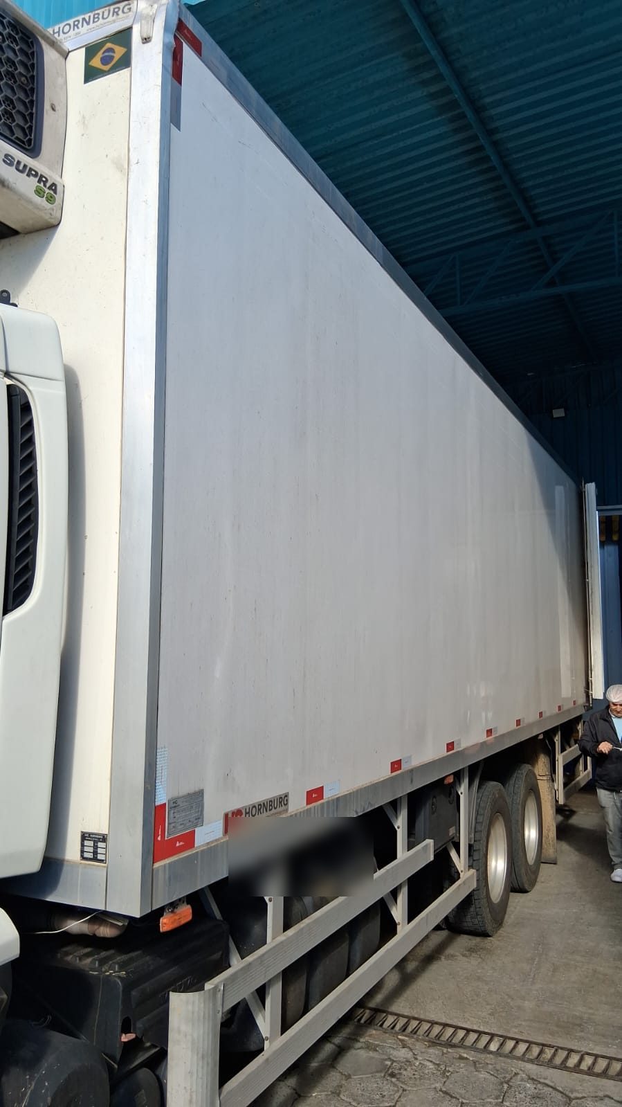 Caminhão truck Volvo VM com baú refrigerado
